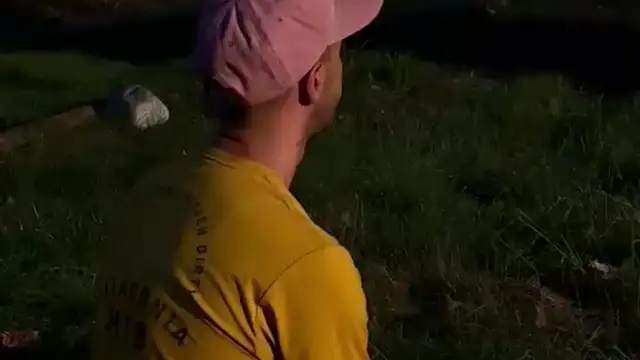 Stefano di spalle, al tramonto, con un cappellino rosa